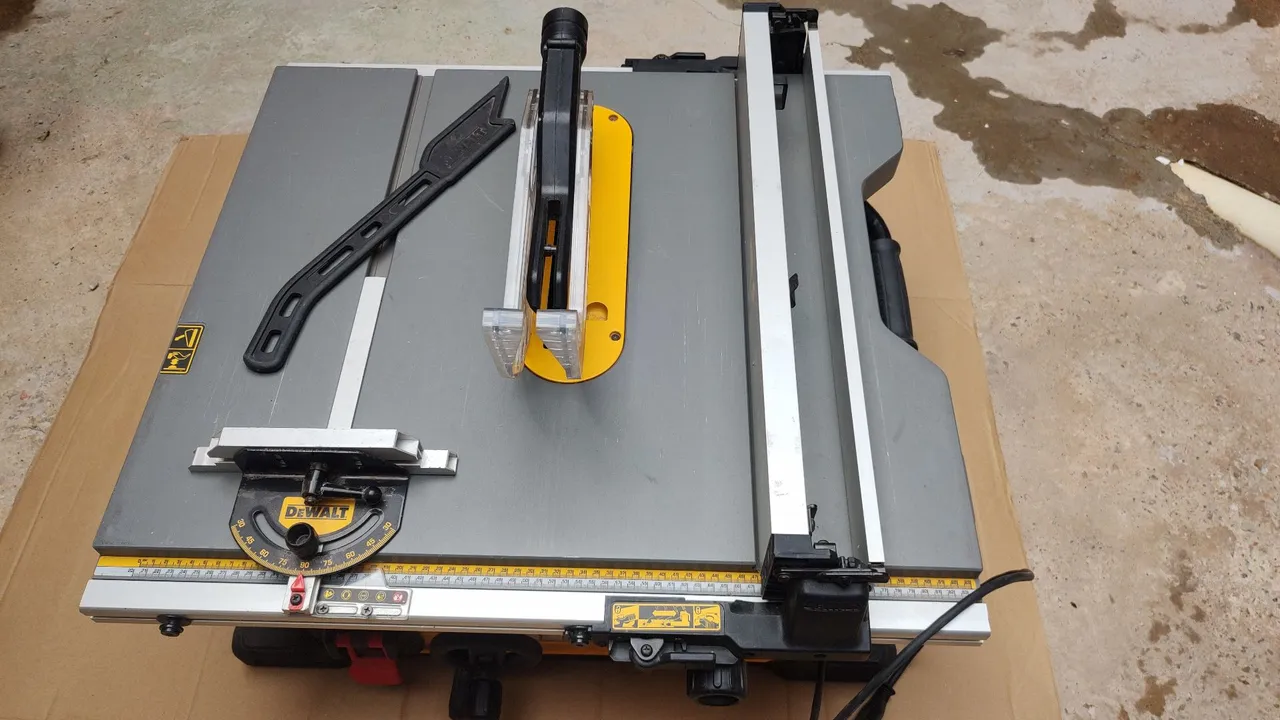 Serra Circular de Bancada Elétrica Dewalt 220V 2000w 10" DW7492-B2 para Madeira