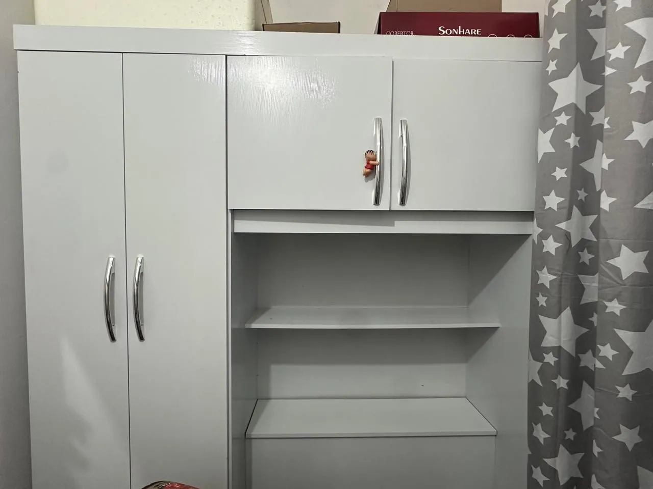 Guarda-Roupa Branco com Prateleiras - Ótimo Estado