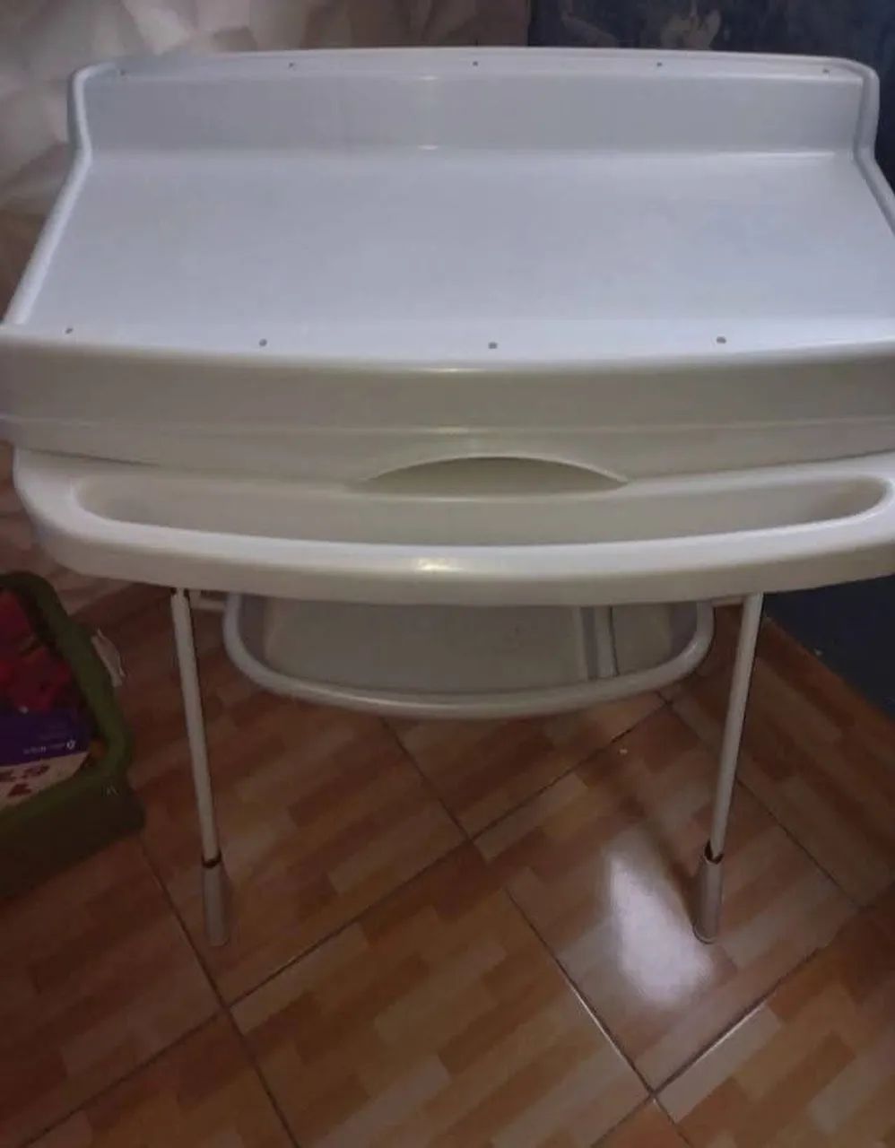 Trocador de bebê com estrutura dobrável