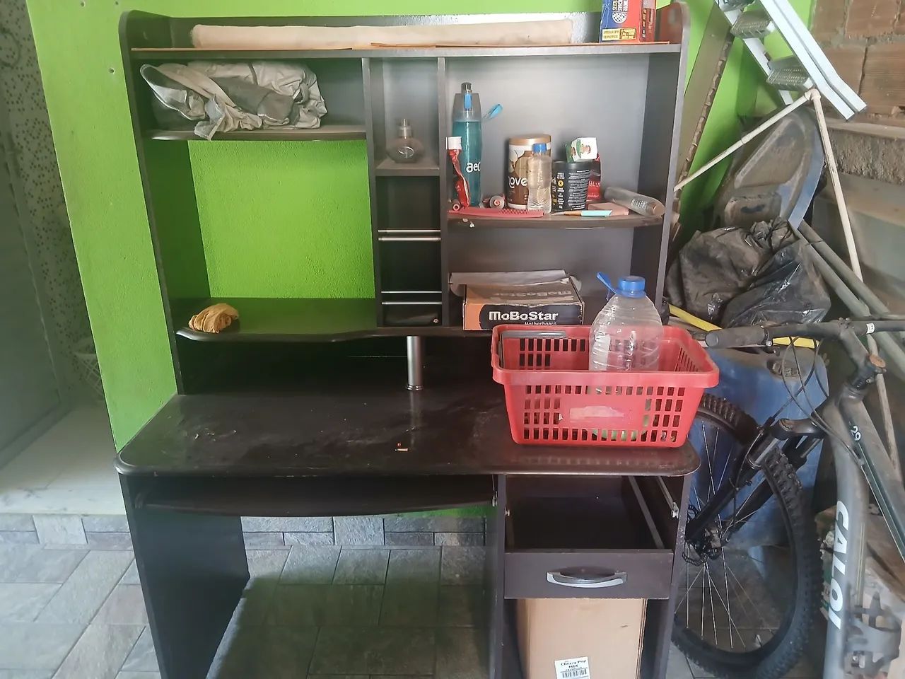 Mesa de escritório com prateleiras