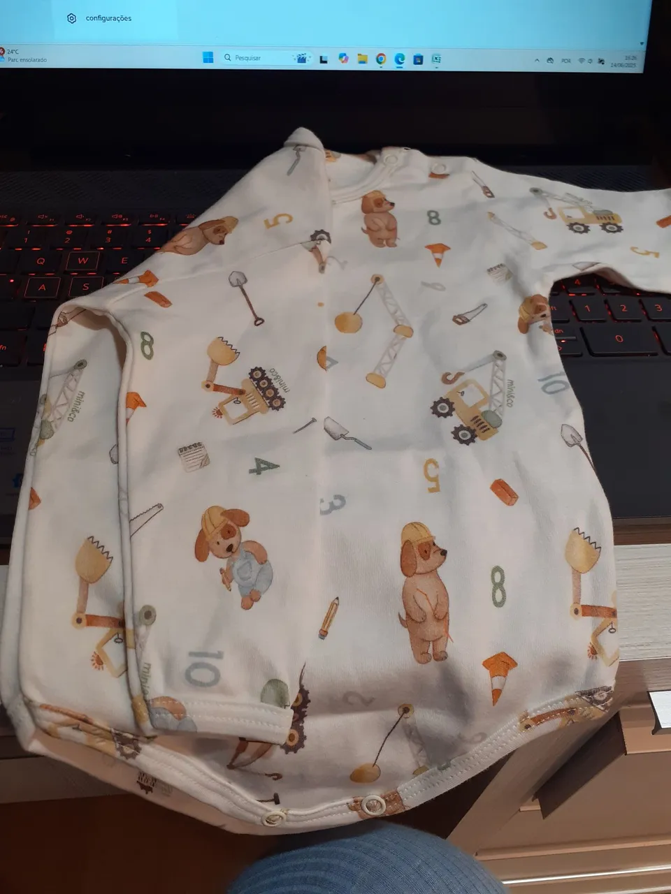 Body de bebê com estampa de cachorrinhos