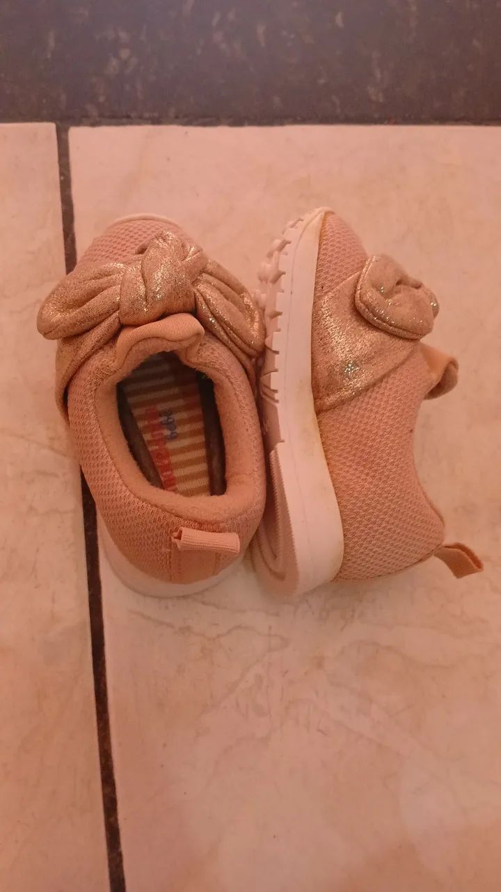 Tênis Infantil com Laço Dourado