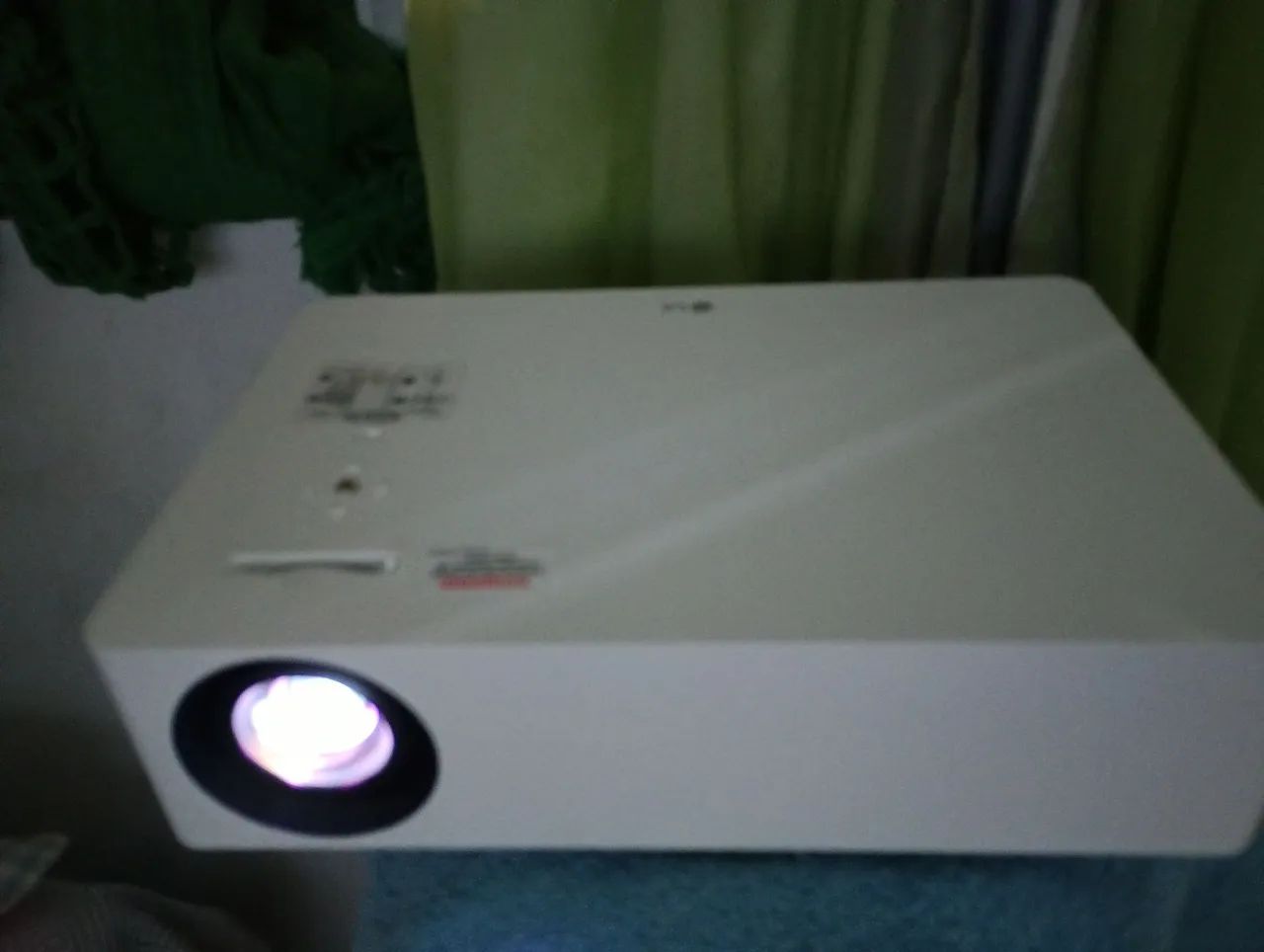 Projetor LG HU70LA 4K + Tela Betec 120" Retrátil c/ Tripé