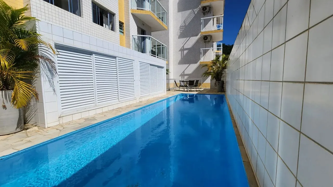 Apartamento na Praia das Toninhas a poucos metros da praia, 2 dormitórios com piscina - Ub