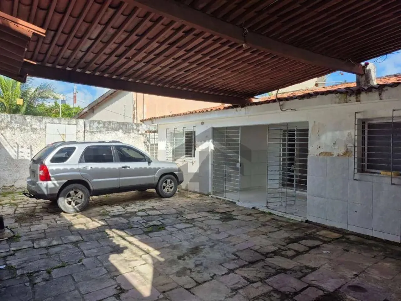 Casa Residencial ou Comercial de 300m² para alugar, com 3 quartos (1 suíte), localizada em