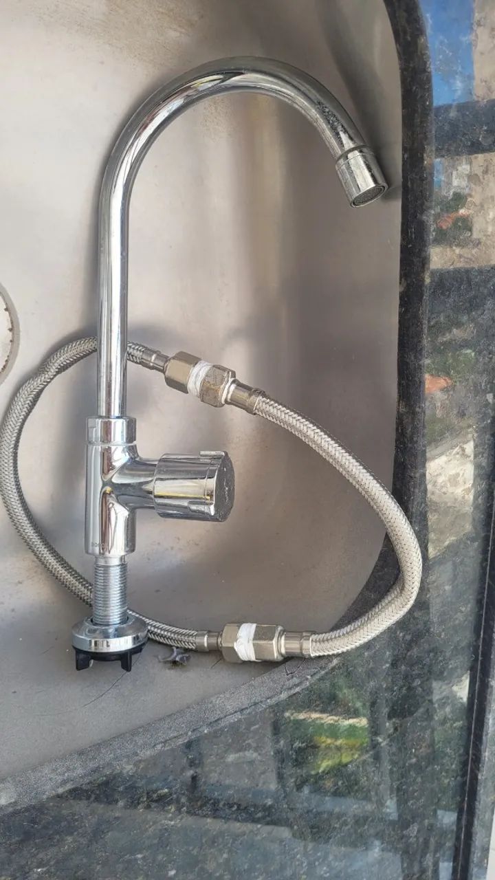 Pia de cozinha - QUASE NOVA - com torneira! - Foto 3