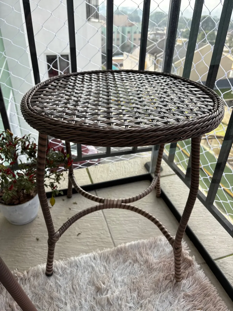 Mesa de apoio para área externa e 2 cadeiras com tecido impermeável.