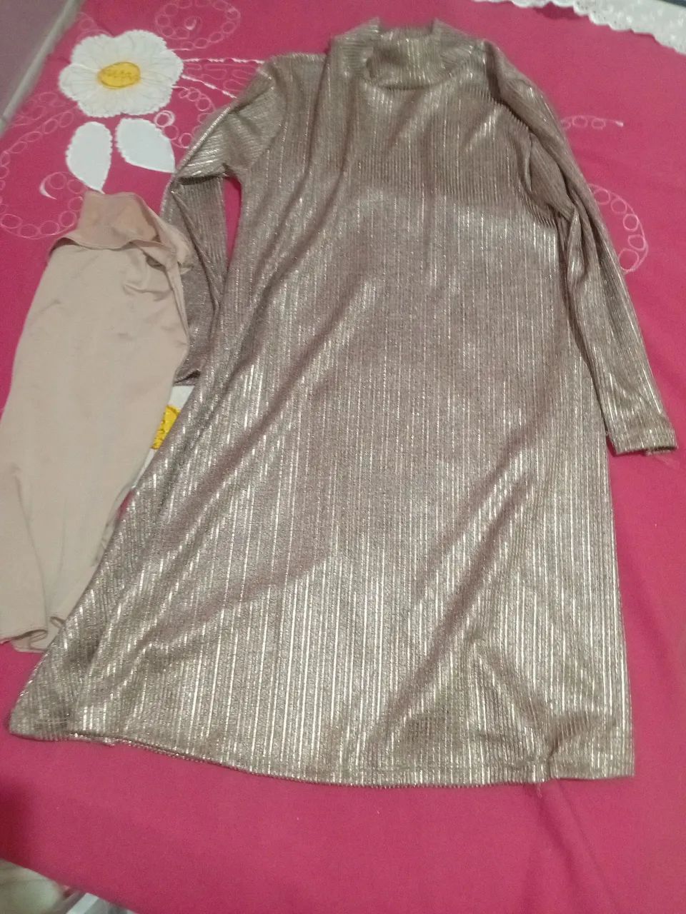 Vestido Dourado com Manga Longa e Brilho - Foto 3