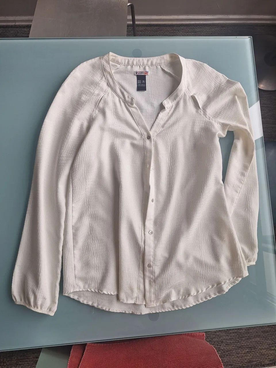 Camisa feminina branca com botões