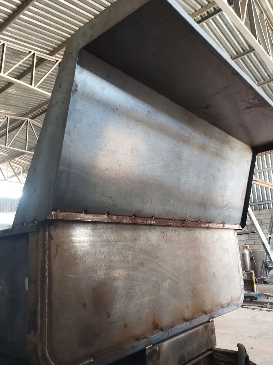 Vendo caçamba 5 metros cúbicos para caminhão toco caixote novo - Foto 5