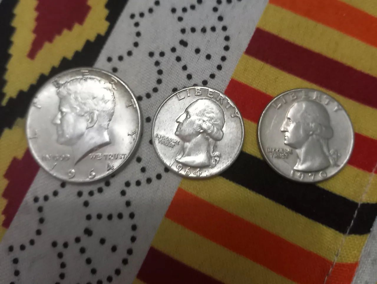 Vevendo moedas antigas de prata