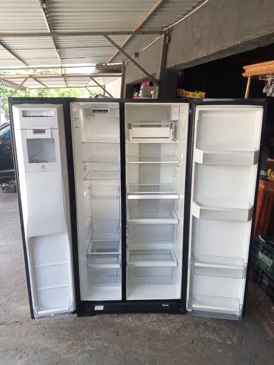 Geladeira Sid by Sid preta touch screem Semi Nova funcionando e em ótimo estado 540 lts