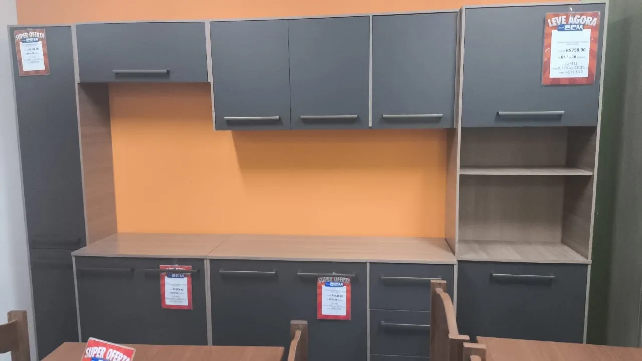 Armário de cozinha moderno e espaçoso