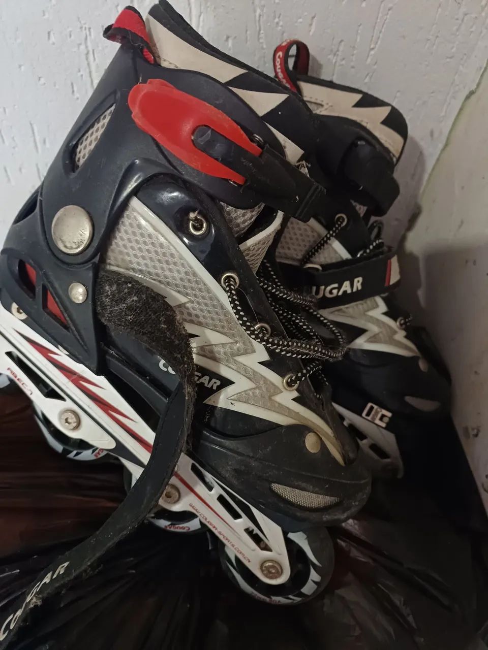 Calça Cargo Preta com Corrente e Detalhes Modernos - Foto 2