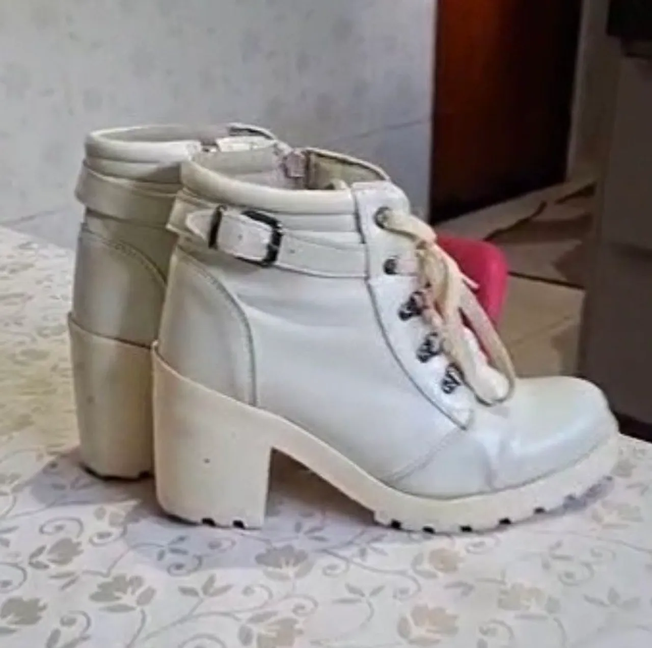 Botas Brancas Femininas com Salto