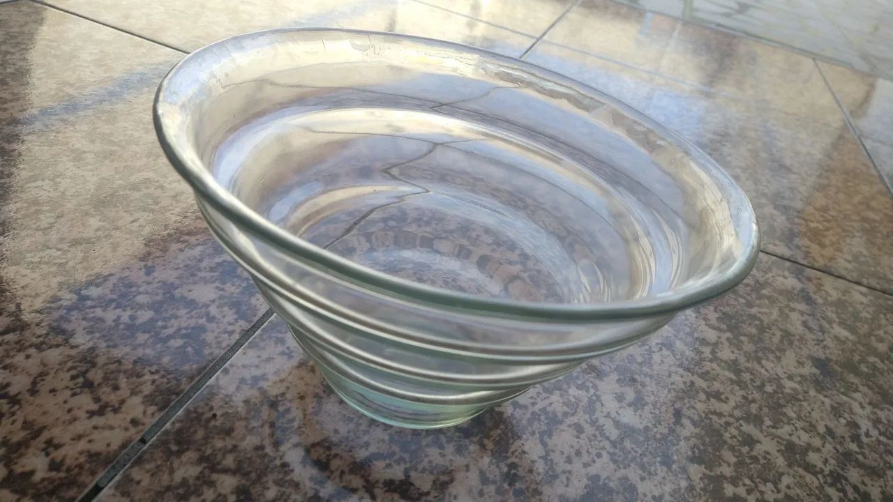 Linda fruteira redonda com lindos círculos ondulados 