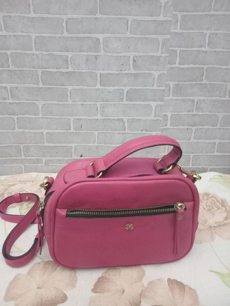 Bolsa Rosa de Ombro com Detalhes Dourados - Foto 5