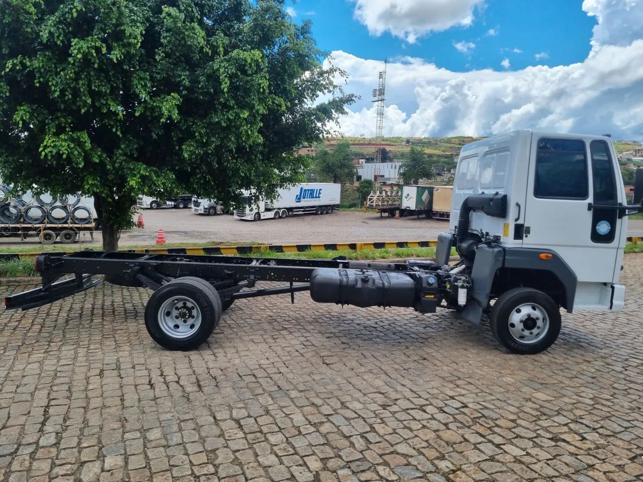 Caminhão Cargo 816 3/4 ano 2015 - Foto 7