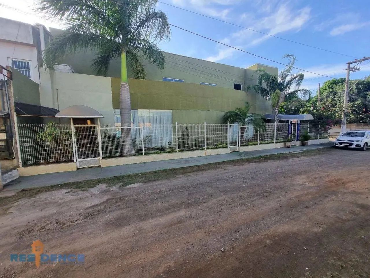 Dois salões sendo um no térreo e outro no 1º andar medindo 600 m², somando uma área total 