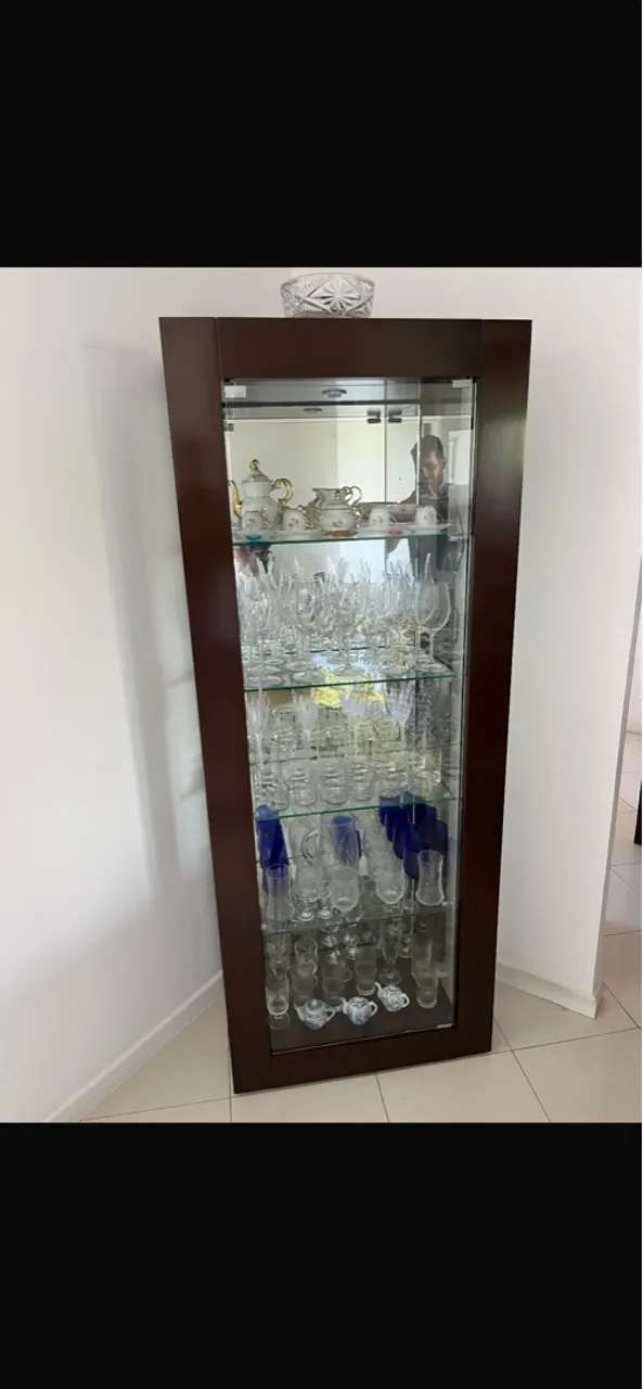 Cristaleira de Madeira com Espelho - Elegância para sua casa!