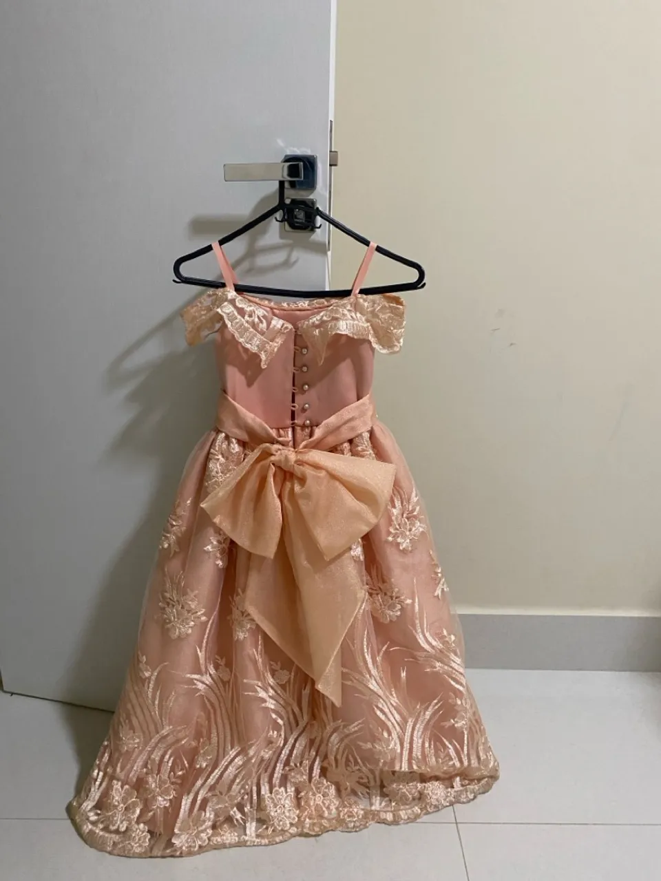 Vestido de festa infantil salmão com renda. Veste entre 6 a 8 anos. Usado somente uma vez.