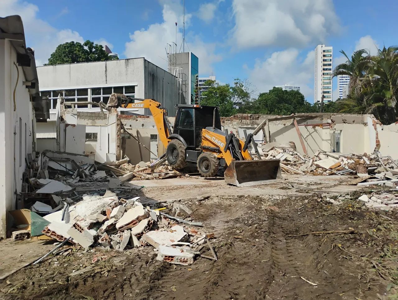 Serviço retroescavadeira demolição aluguel maquina - Foto 4