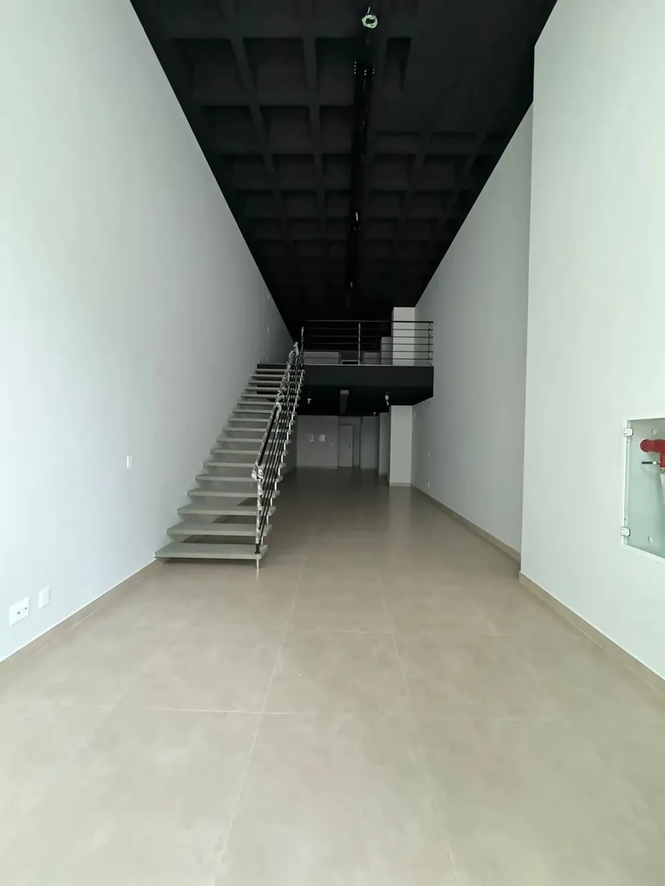 SALA COMERCIAL COM MEZANINO PARA LOCAÇÃO EM BALNEÁRIO CAMBORIÚ