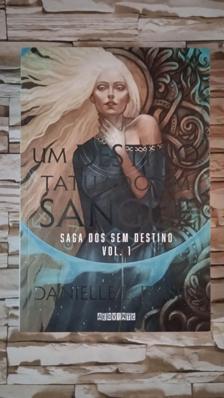 Um Destino tatuado em sangue( Saga dos sem destino Vol.1), de Danielle L. Jensen.