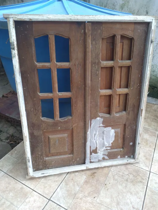 Janela de madeira de lei