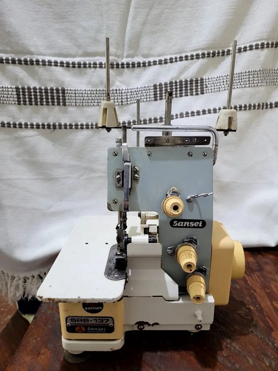 Máquina Overloque Sansei SRB-137