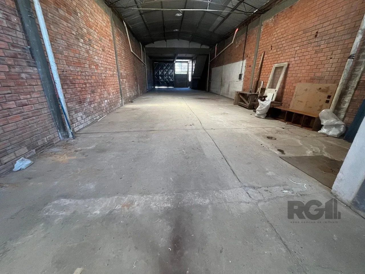 KOTEL IMOBILIÁRIA aluga excelente pavilhão no bairro São João, em Porto Alegre!Terreno amp