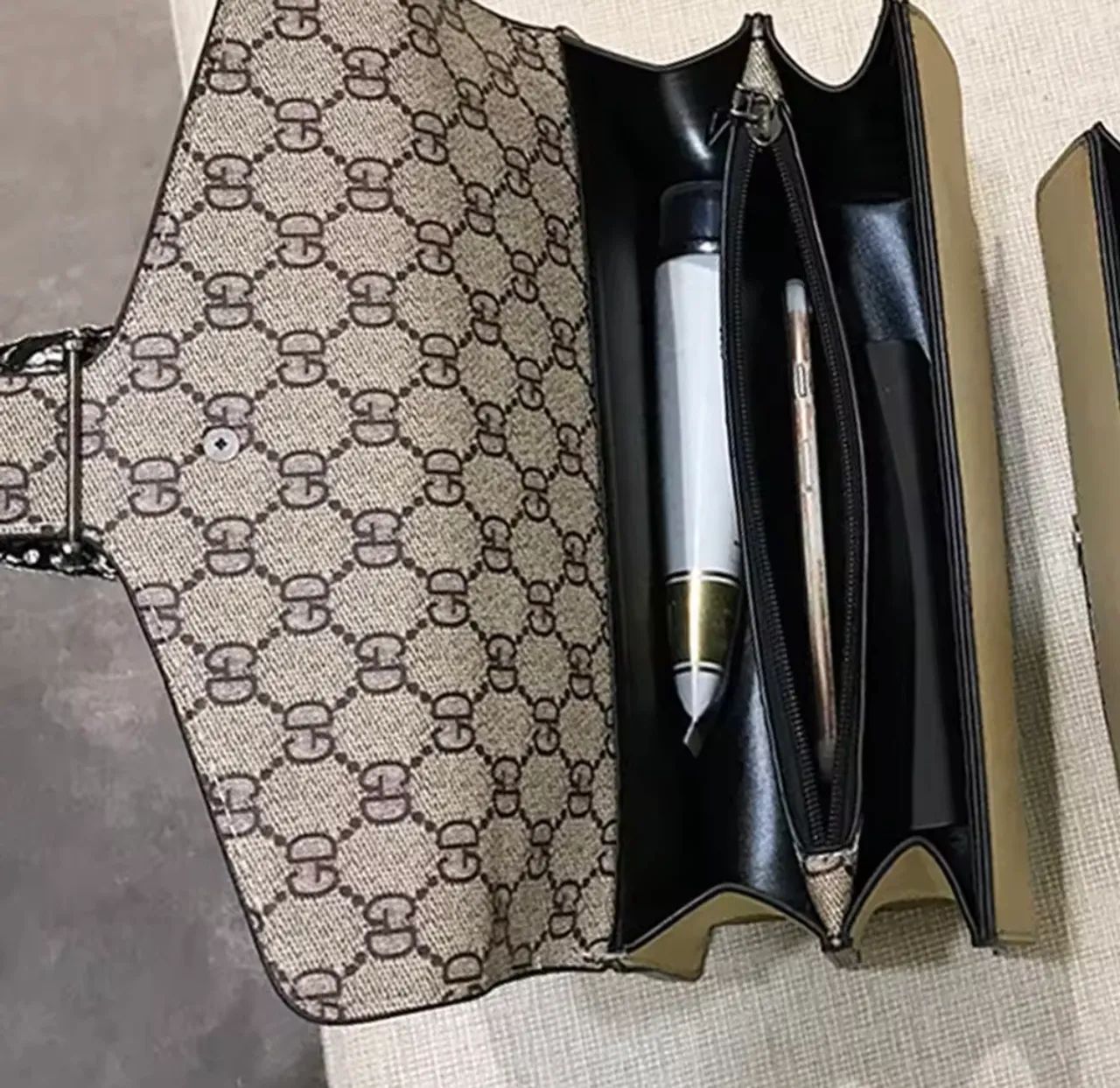 Lindíssima Bolsa Transversal com fecho em metal  - Foto 2