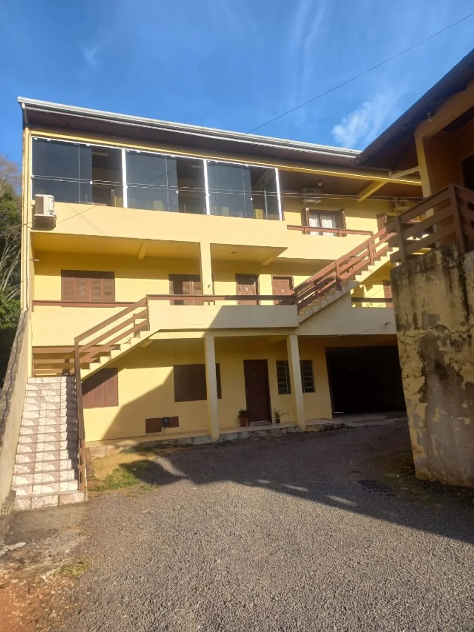 Ímovel com casa e 5 apartamentos. aceito carro, moto, terreno na troca.