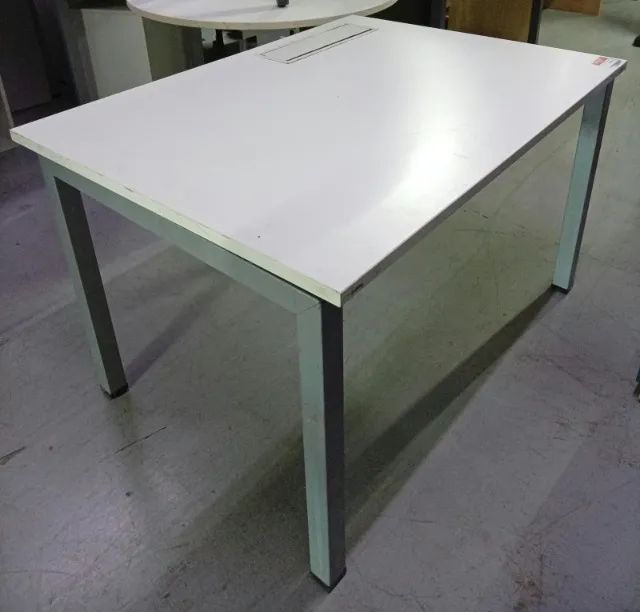 Mesa Para Escritório Branca Com Pés de Ferro