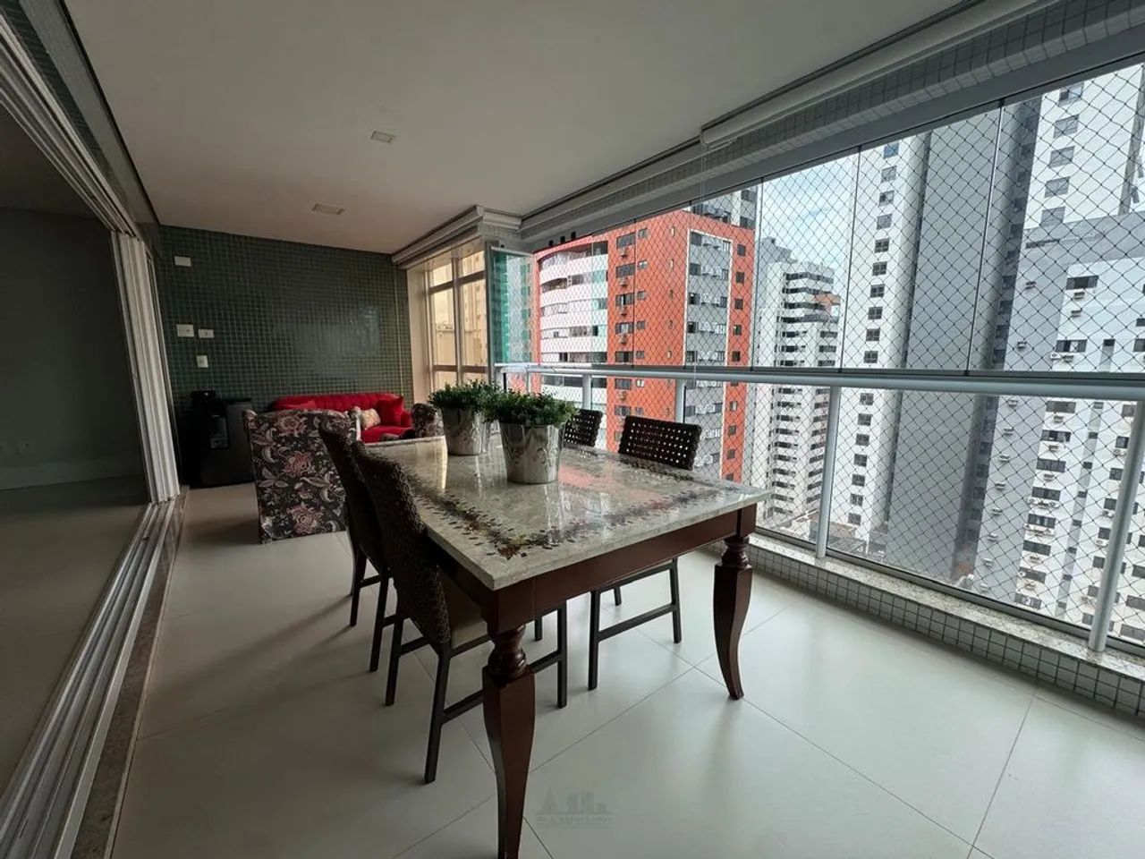 Apartamento semi-mobiliado localizado no Centro de Maringá