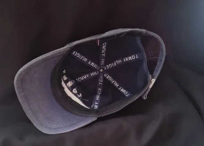 Bone em tecido cinza chumbo com detalhes branco e vermelho tommy hilfiger - Foto 4