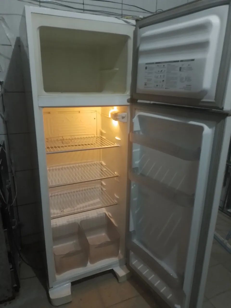 Geladeira gelando perfeitamente por dentro zero por fora nova entrega gratis  - Foto 2