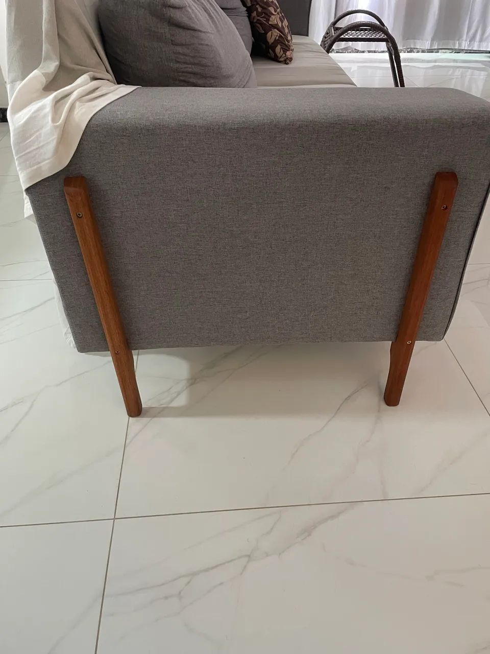 SOFÁ DE 2,30m CINZA COM PÉS DE MADEIRA  - Foto 4