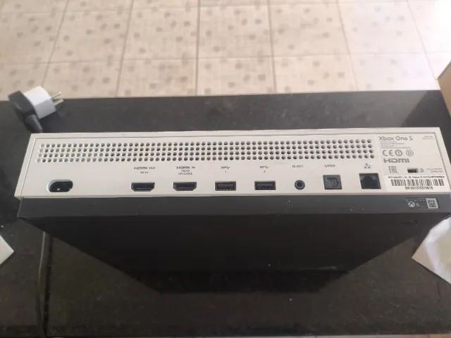 Xbox One S 500 GB + 2 Controles - Foto 2