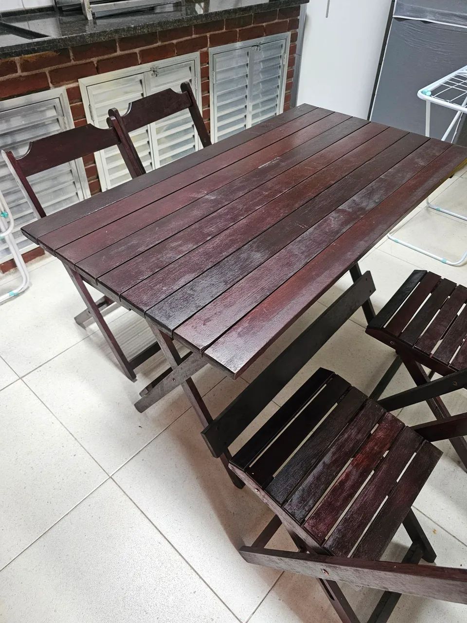 Mesa e quatro cadeiras de madeira. - Foto 4