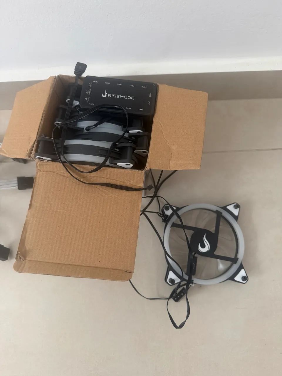 Kit ventoinhas RiseMode ARGB com controlador, radiador, e cabos brancos. - Foto 3