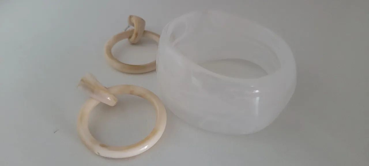 Brincos e bracelete de resina  - Foto 3