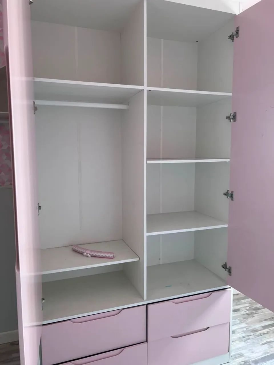 Guarda roupa braco e rosa 2 portas 4 gavetas - Foto 2