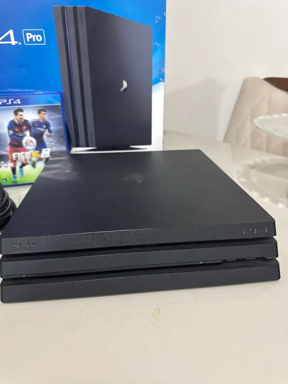 PS4 PRO 1TB 2 CONTROLES COMPLETO - Foto 2
