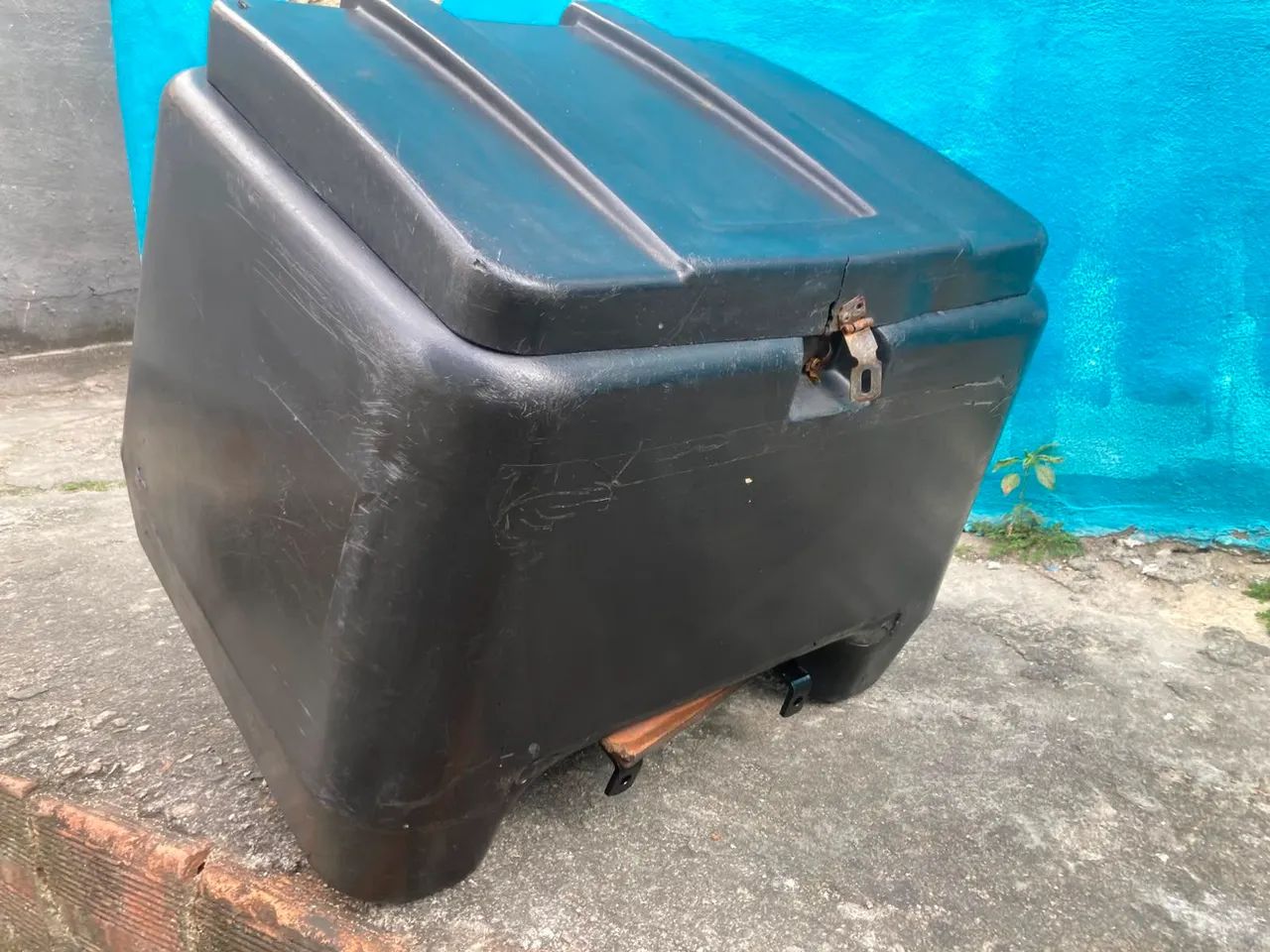 Baú 90L com ferragem universal <br><br>sem remendo, modelo antigo (plástico resistente) - Foto 3