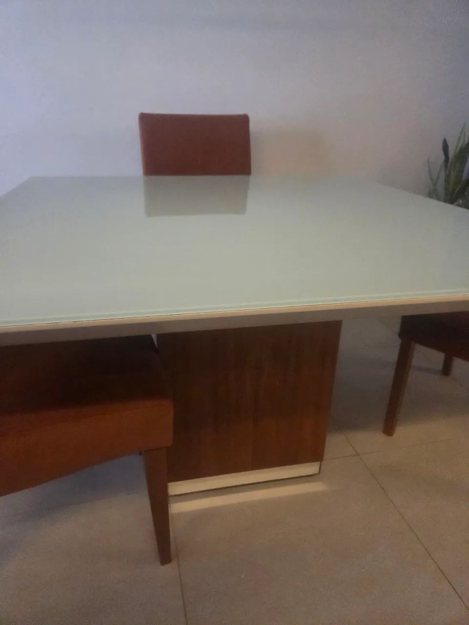 Mesa de Jantar com Tampo de Vidro e Cadeiras - Moderna e Elegante - Foto 5