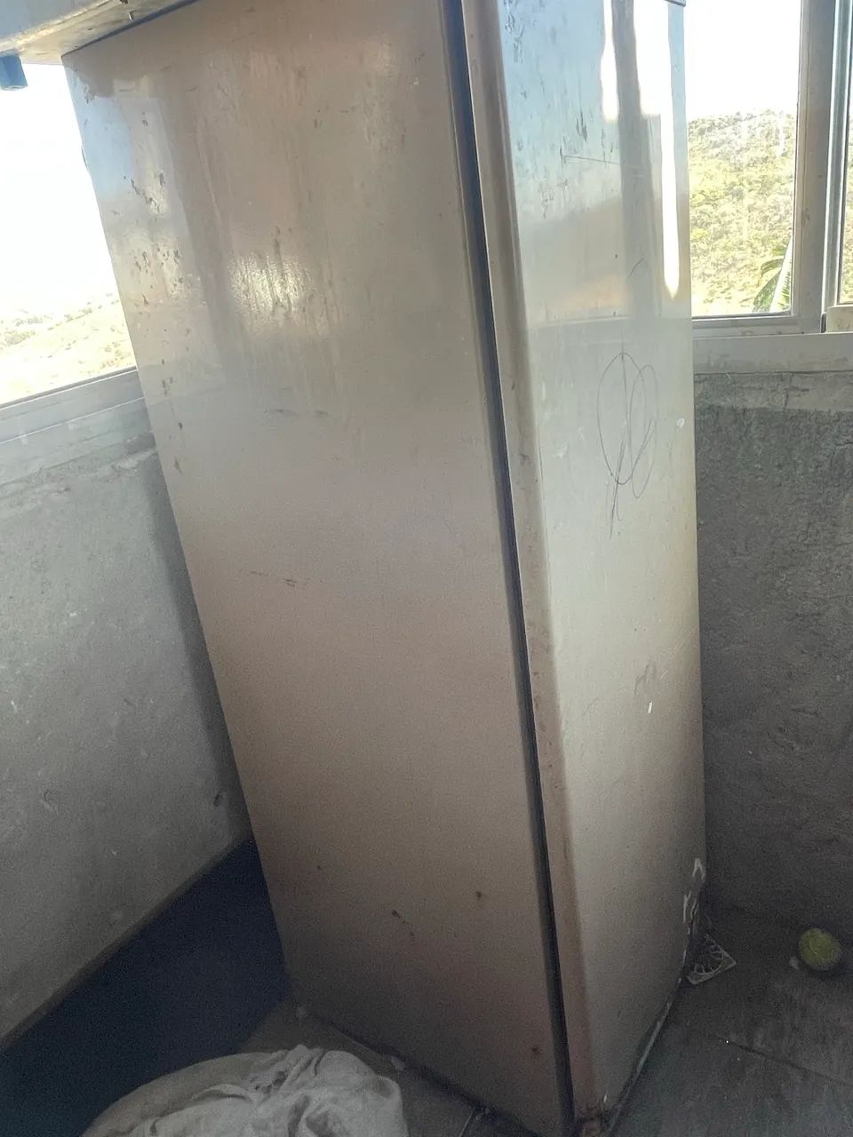 Vende-se uma cama box, um mini guarda roupa solteiro e um freezer usado  - Foto 3