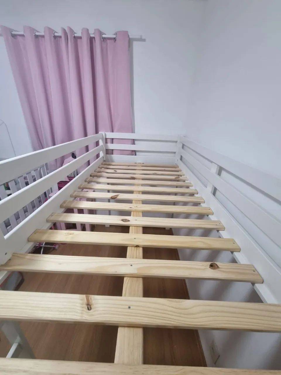 Cama Alta Infantil/Juvenil Casa Tema - Madeira, Grade e Escada - Muito Conservada - Foto 6