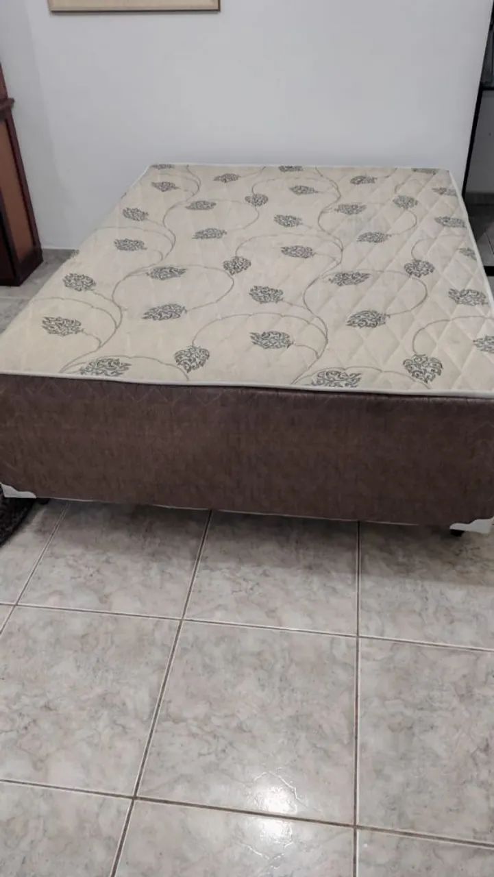 Excelente cama casal com colchão 