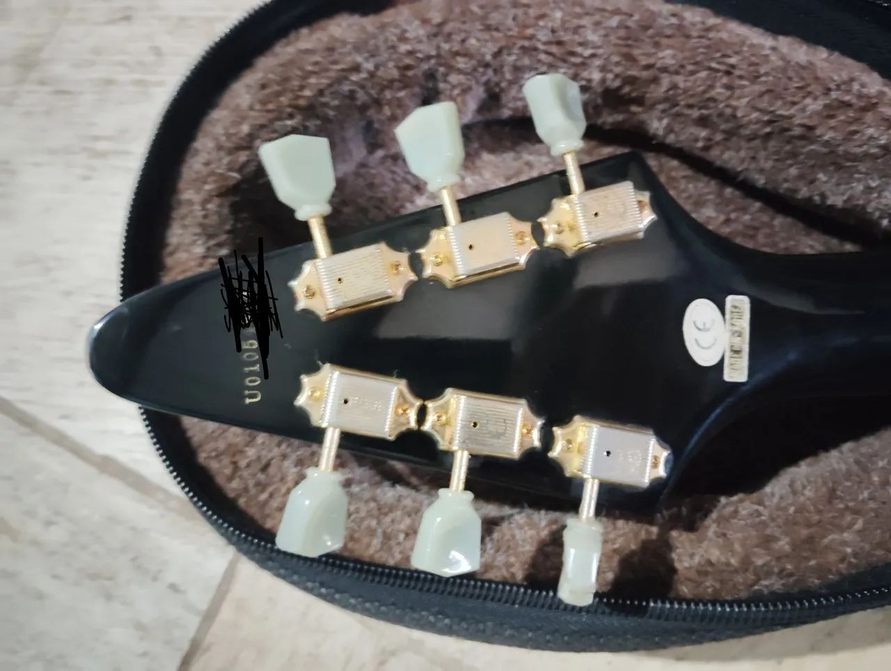 Guitarra Epiphone Flying V Coreana com captador Gibson e soft case - Foto 4